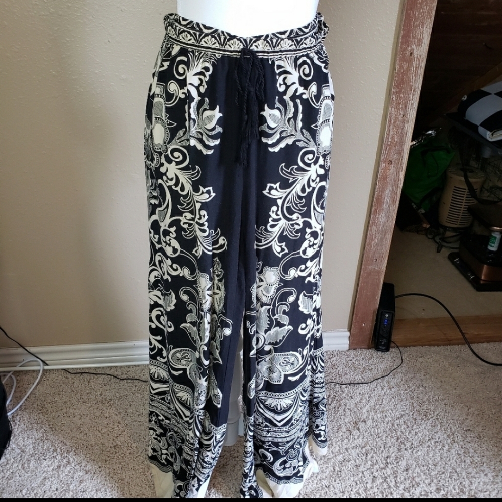 Flying Tomato Black Print Culottes Size Large